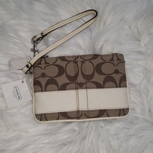 🆕️🔥Coach wristlet- one size